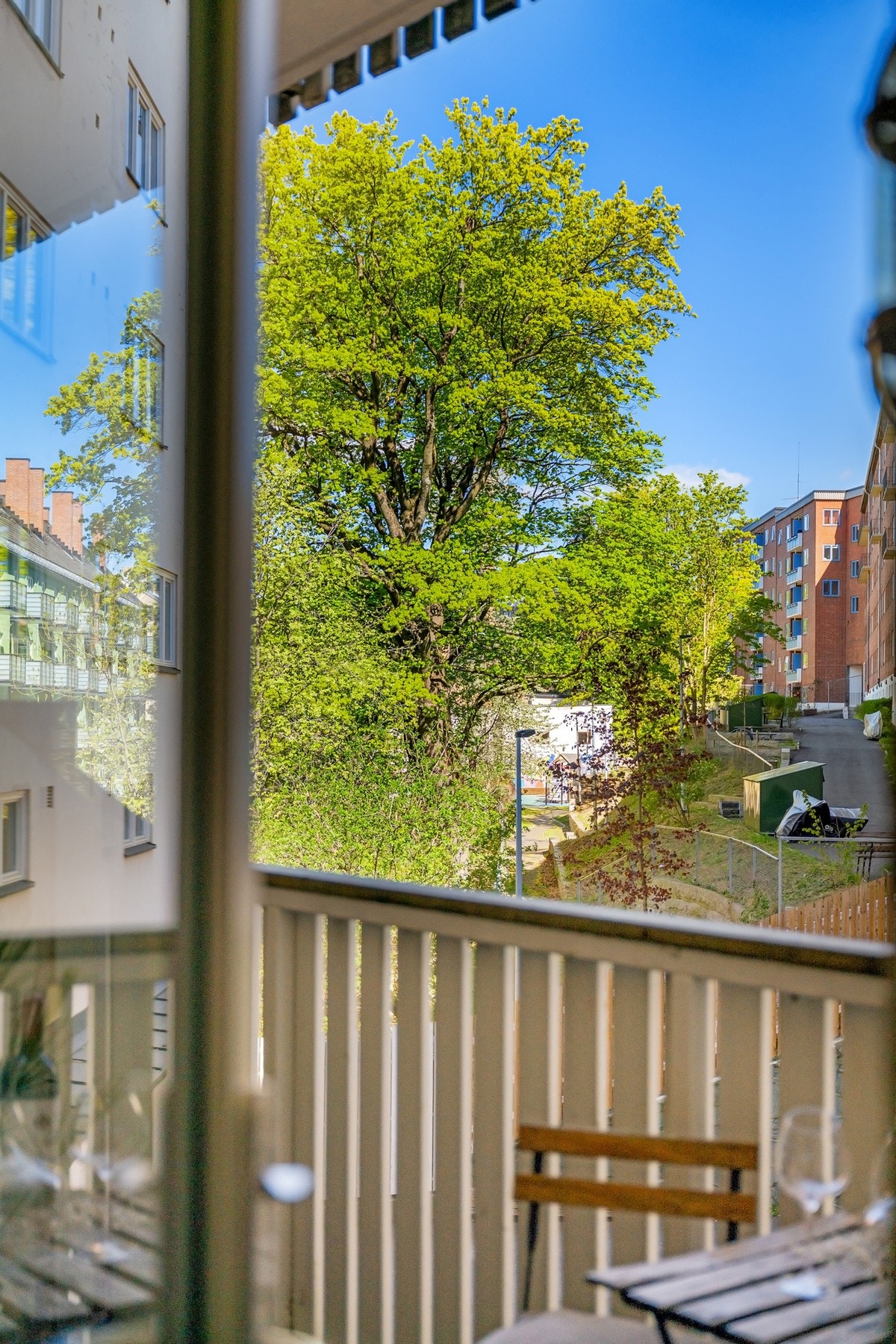 Hele leiligheten vender mot bakgården, dette gir god luftkvalitet og lite støy til tross for at en bor midt i byen. Galleribilde