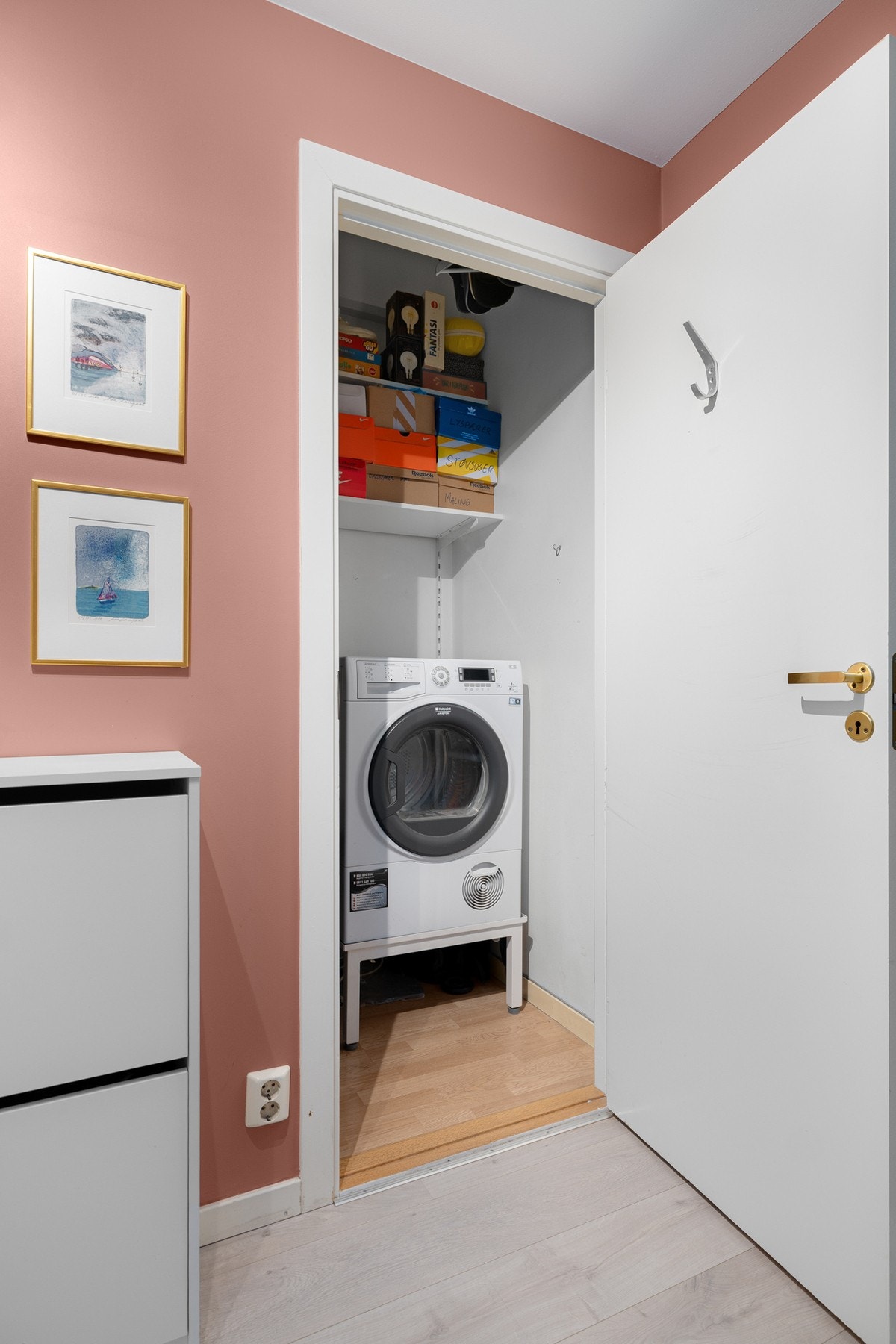 Fra entréen er det også adkomst til en praktisk innvendig bod. I tillegg disponerer leiligheten en kjellerbod på 4m². Heis i bygget. Galleribilde