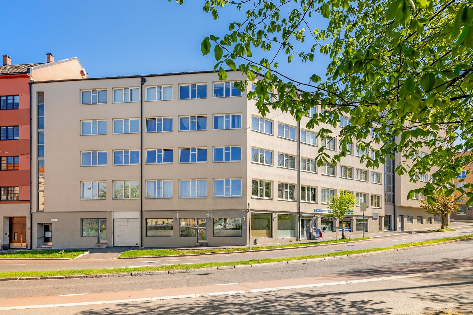 Sentral beliggenhet i et etablert boområde på Tøyen, her bor du med kort vei til alle tenkelige fasiliteter. Kollektivtransport rett utenfor døra som tar deg hvor som helst i Oslo på kort tid. Galleribilde