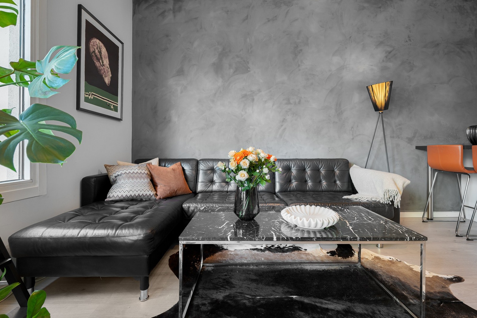 Stuen har god og moderne standard med lys enstavs laminat på gulv og glatte lysmalte overflater med en stilig kontrastvegg med betong-look. Galleribilde