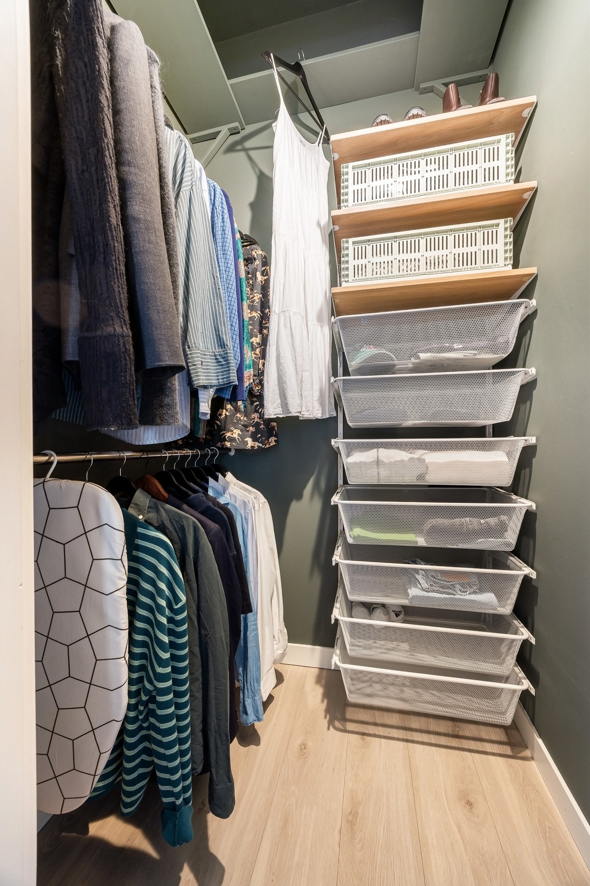 Praktisk med egen walk-in garderobe knyttet til soverommet. Galleribilde