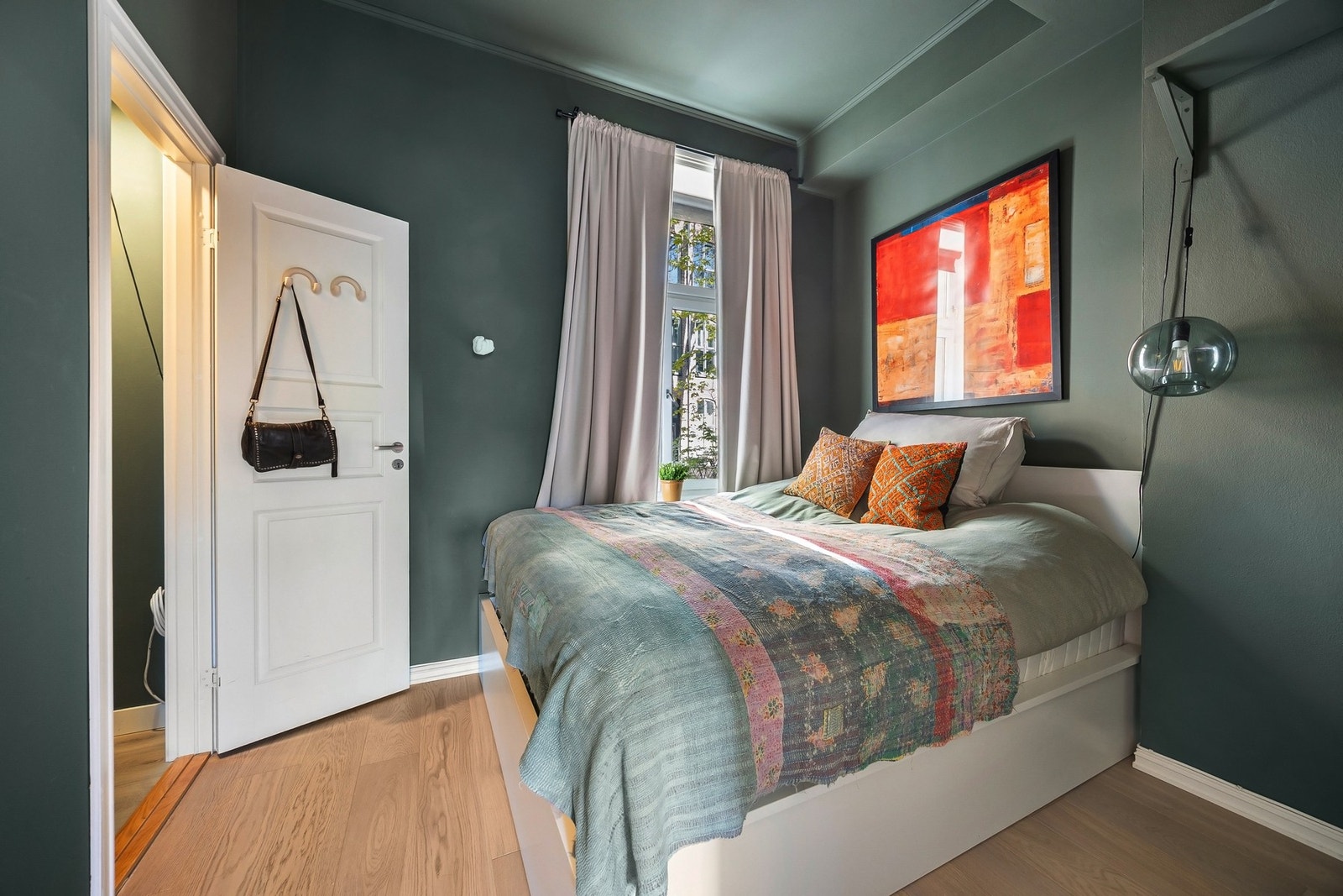 Fra soverommet har du inngang videre til eget walk-in closet. Galleribilde