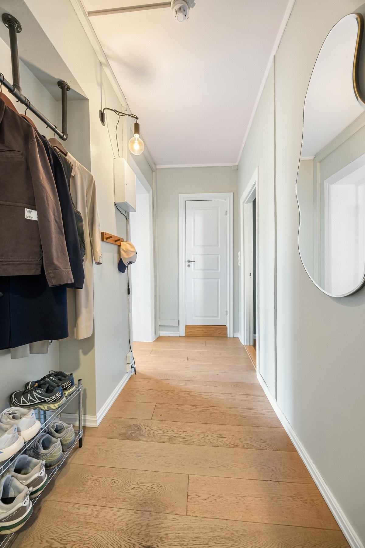 Innbydende entré med innhukk til oppbevaring av yttertøy. Galleribilde