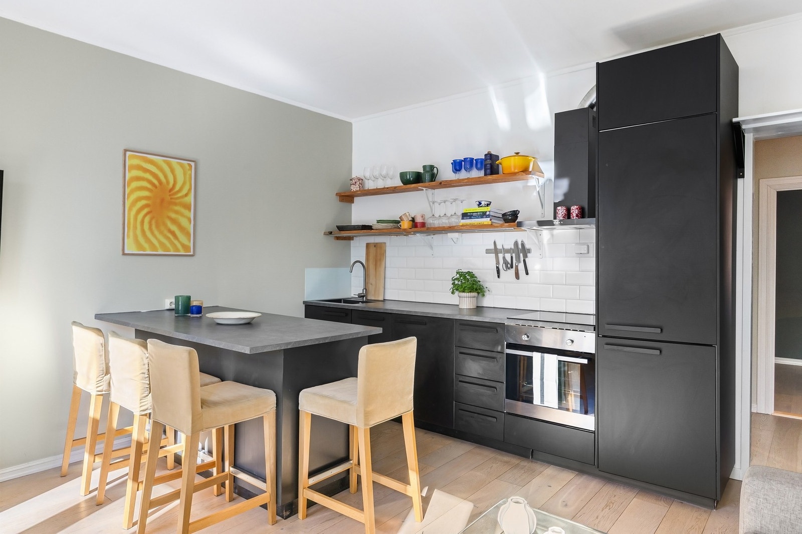 Kjøkkenventilator med avtrekk ført til felles ventilasjonskanal. Galleribilde