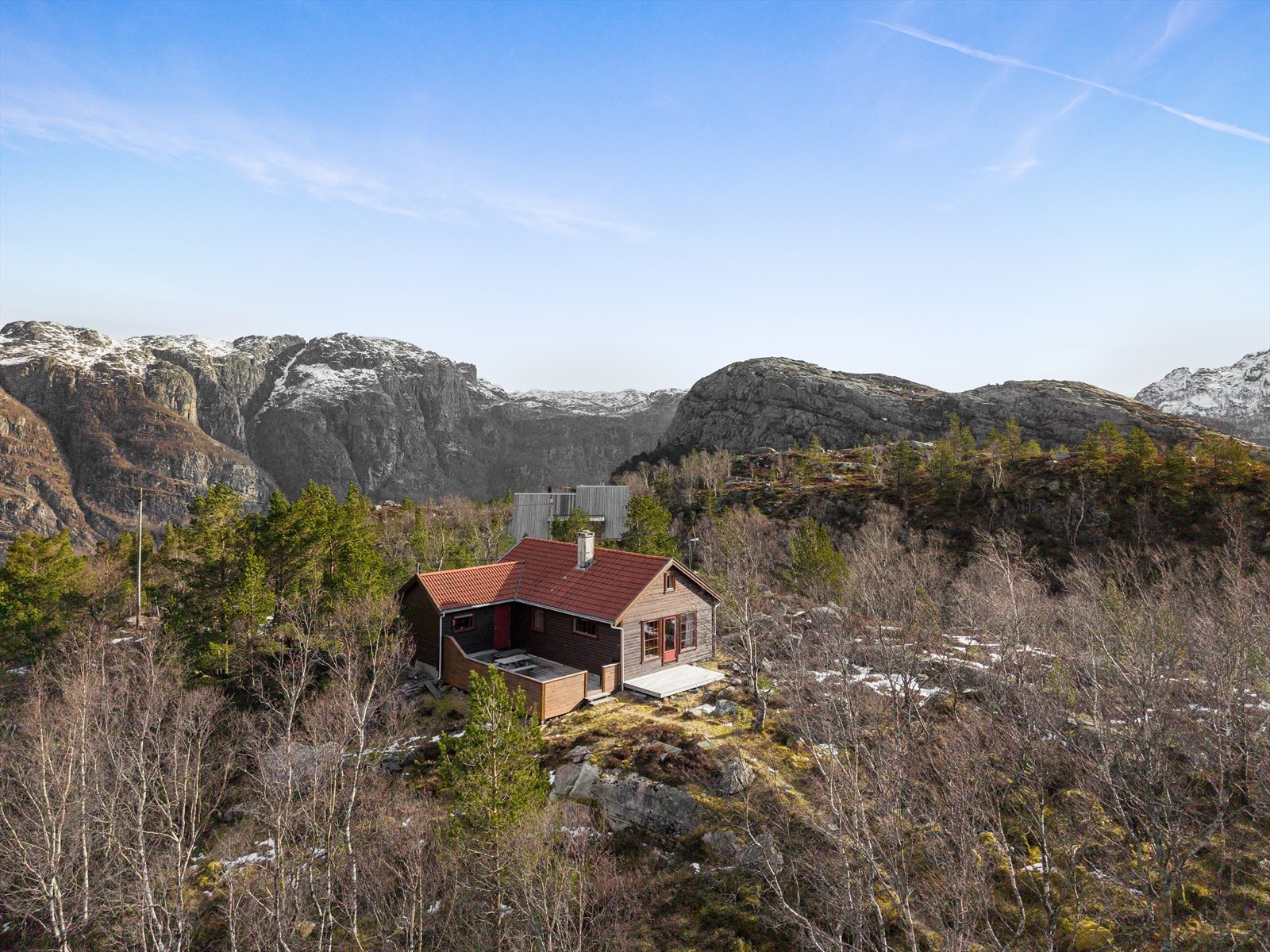Hytta ligger i et naturskjønt og idyllisk område på Frafjordbrynet ved Giljastølen. Galleribilde
