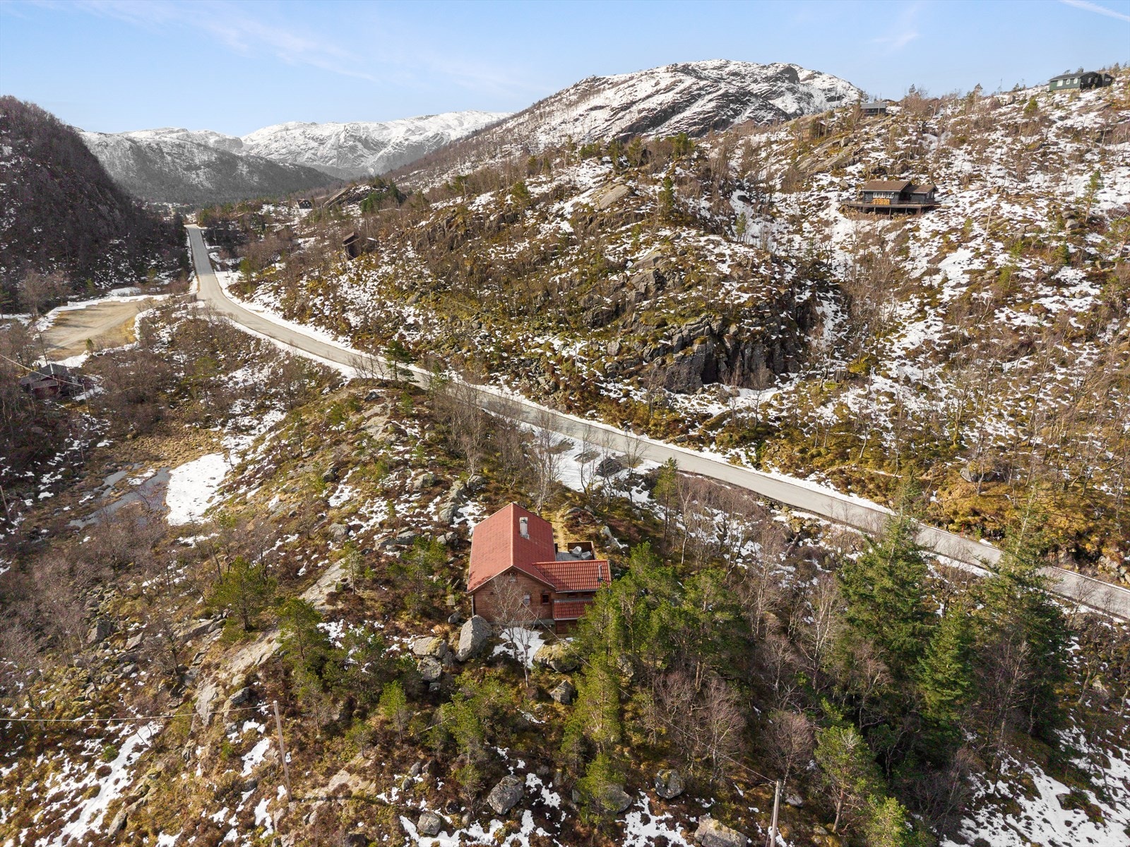Enkel adkomst fra veien, hvor man kan kjøre nesten helt frem til hytta. Galleribilde