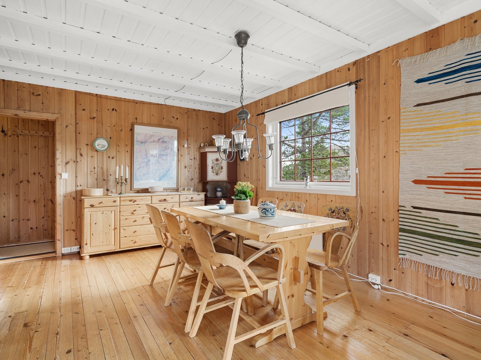 Spisestuen har god plass til både familie og gjester. Galleribilde