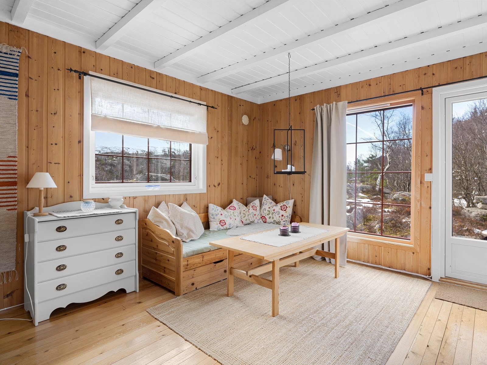 En hyggelig krok for avslapning med utsikt mot terrenget. Galleribilde