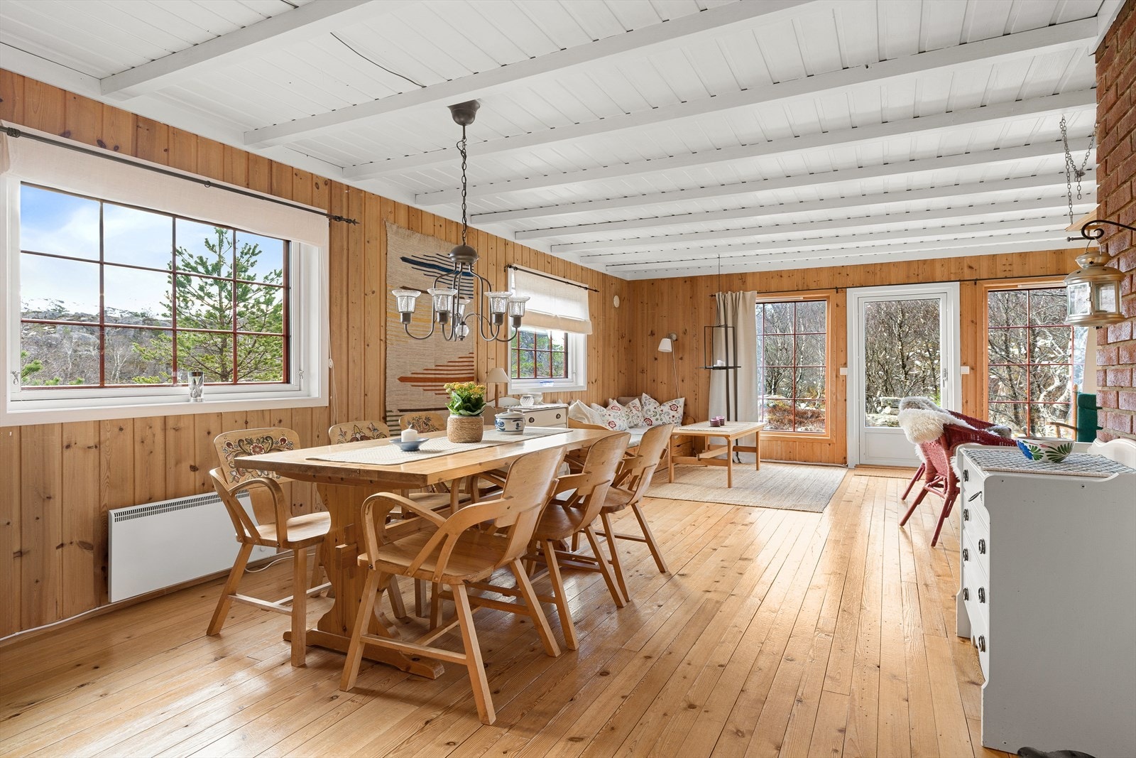 De malte trevinduene med 2-lags glass slipper inn dagslyset og rammer inn naturen utenfor. Galleribilde