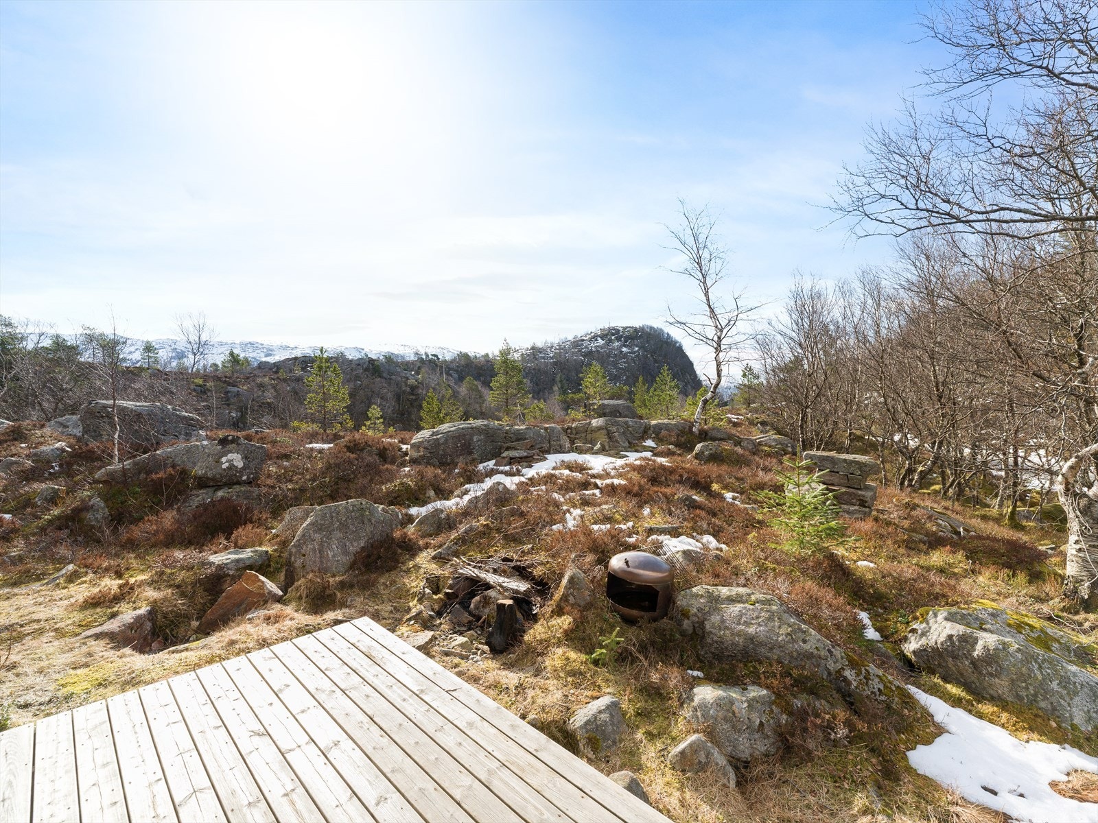 Tomten består av naturtomt med fjell og spredt vegetasjon, som gir en ekte følelse av å være i naturen. Galleribilde