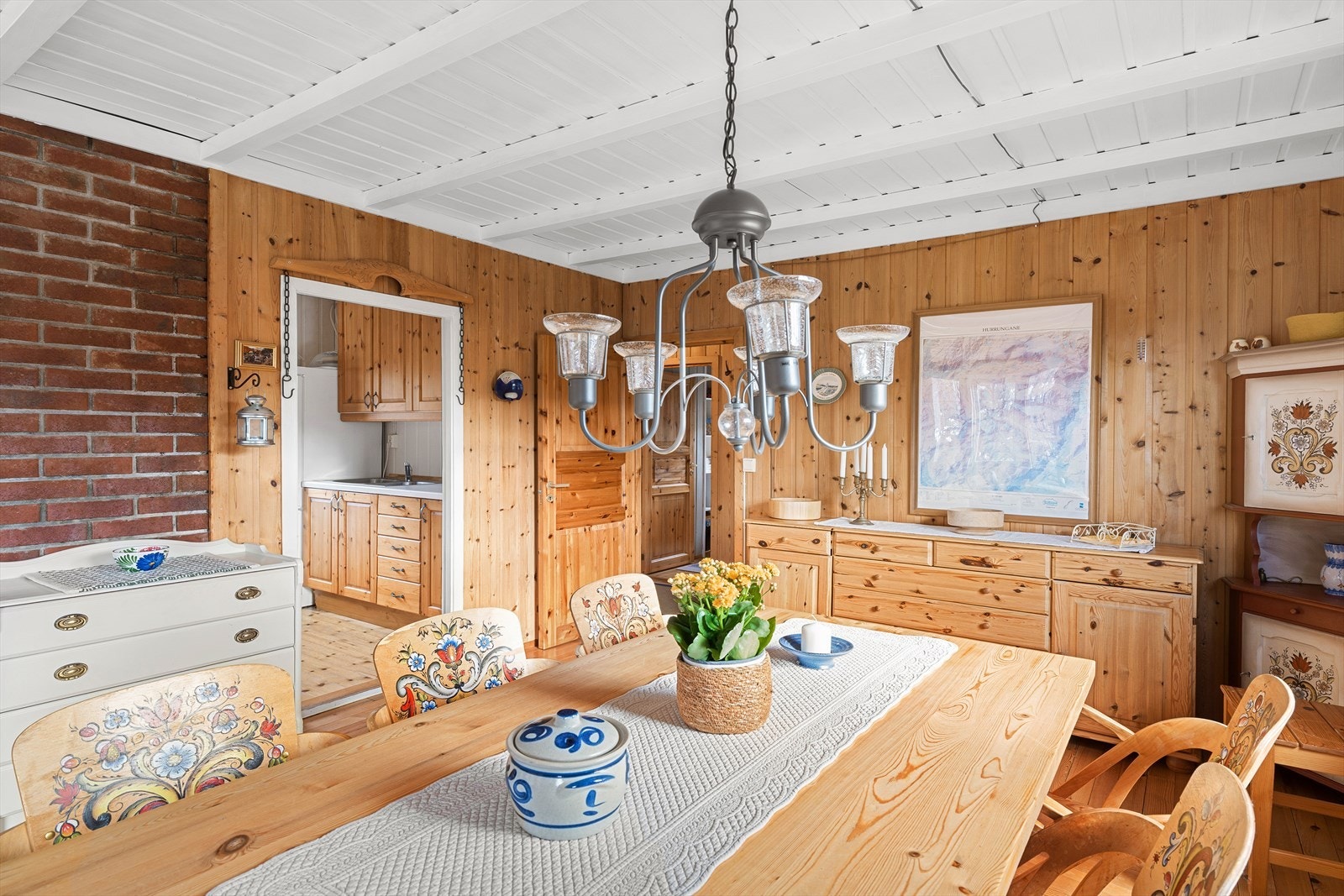 Fra spisestuen er det en åpen og sosial forbindelse til både kjøkkenet og stuen. Galleribilde