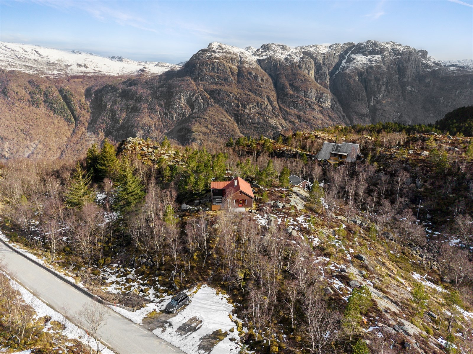 Området er omkranset av flotte vestlandsfjell og et fantastisk turterreng for alle årstider. Galleribilde