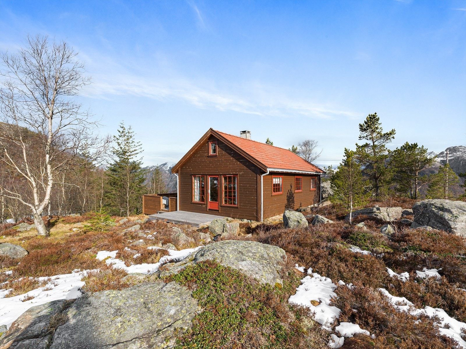 Hytta har en usjenert og fin plassering på en liten kolle, med enkel adkomst fra parkeringsplassen. Galleribilde