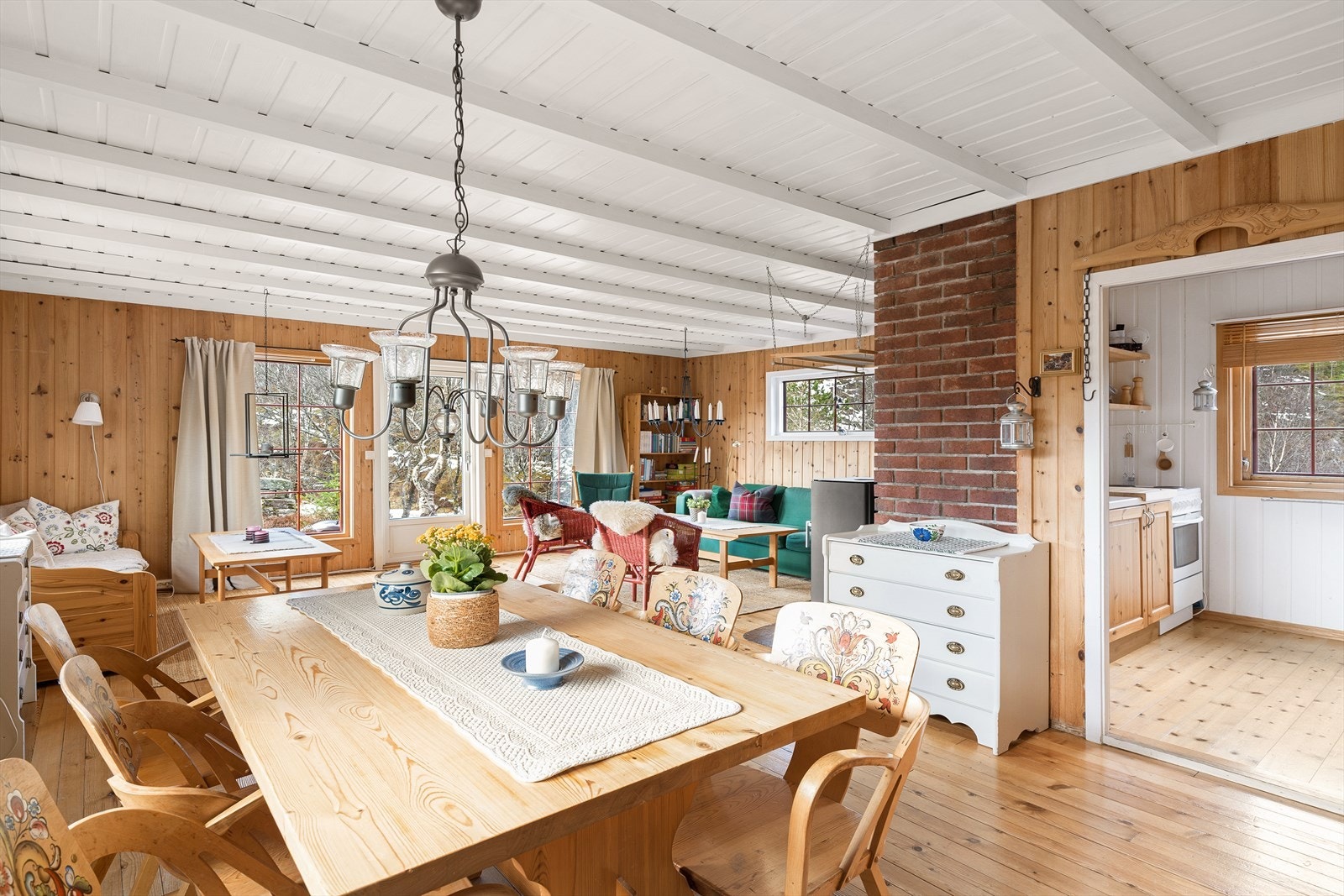 Spisestuen har god plass til langbord og er en naturlig del av det sosiale arealet med åpen løsning mot stuen. Galleribilde