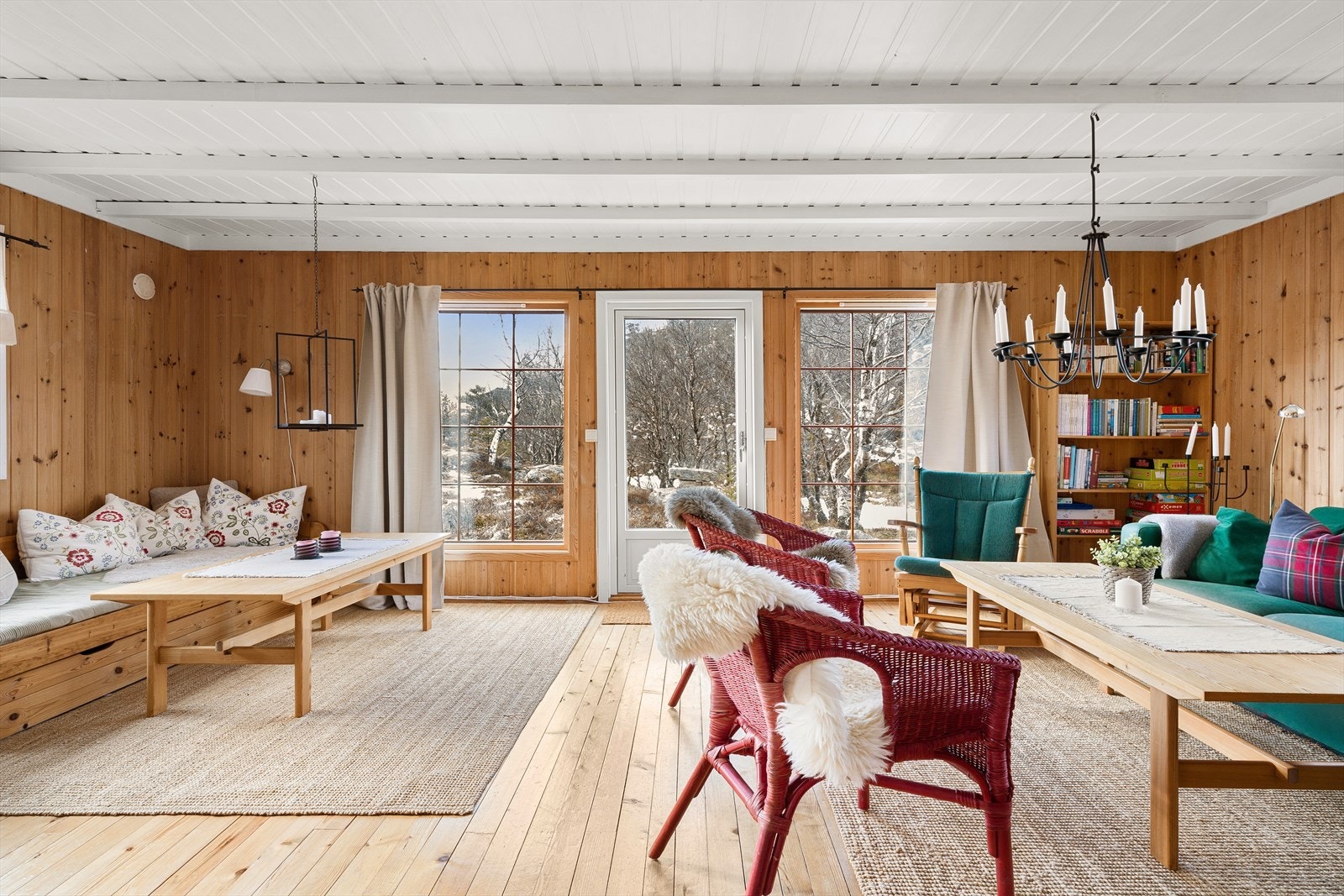 Fra stuen er det direkte utgang til en stor terrasse og det omkringliggende terrenget. Galleribilde