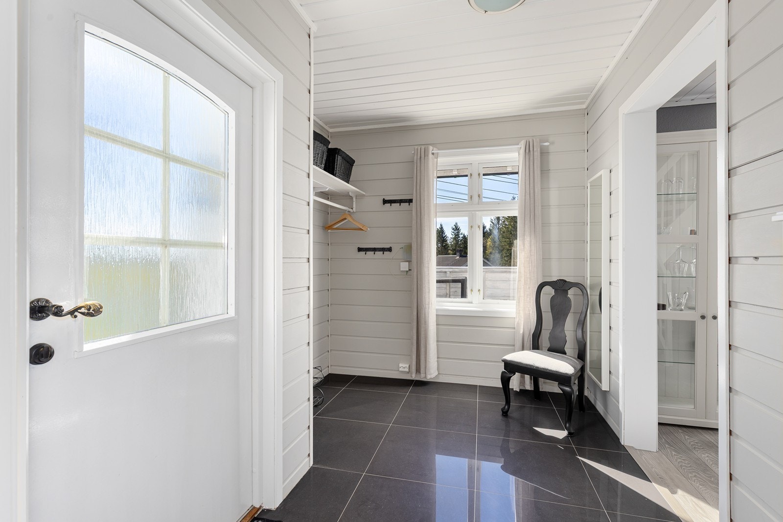 Velkommen inn i en hyggelig og lys gang som gir et godt førsteinntrykk av boligen. Galleribilde