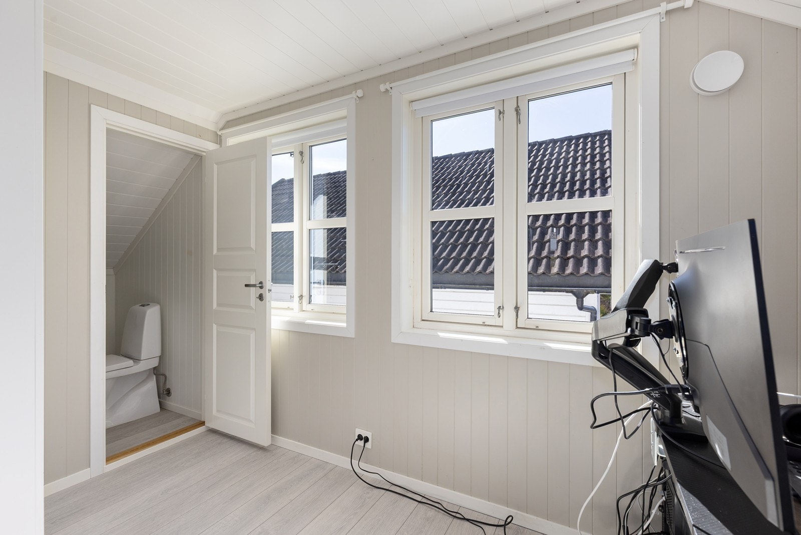 Soverom i 2. etasje av god størrelse, som i dag benyttes som kontor, og har i tillegg eget toalettrom. Galleribilde