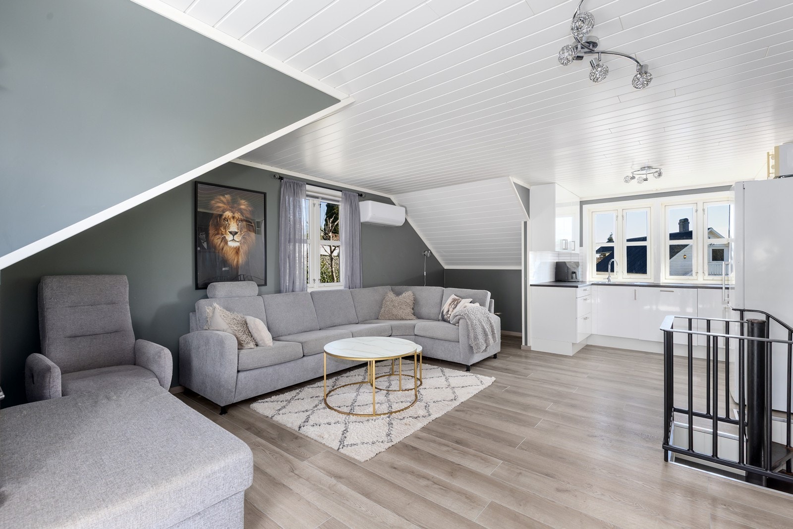 Her er det god plass til sittegruppe og annet møblement, og utgang til en stor og solrik terrasse. Galleribilde