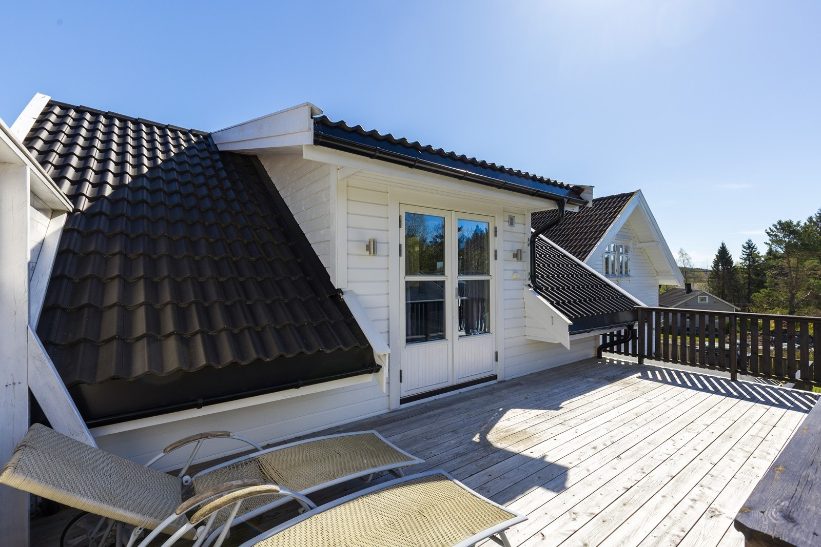 Solrik og romslig terrasse. Galleribilde
