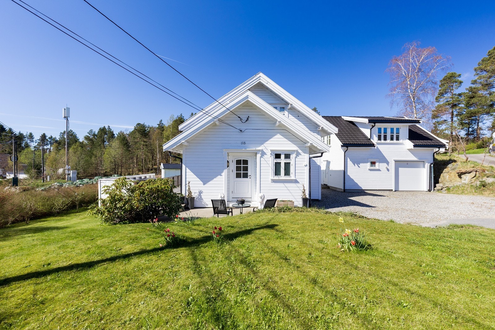 Solen kommer opp på fremsiden av huset.. Galleribilde