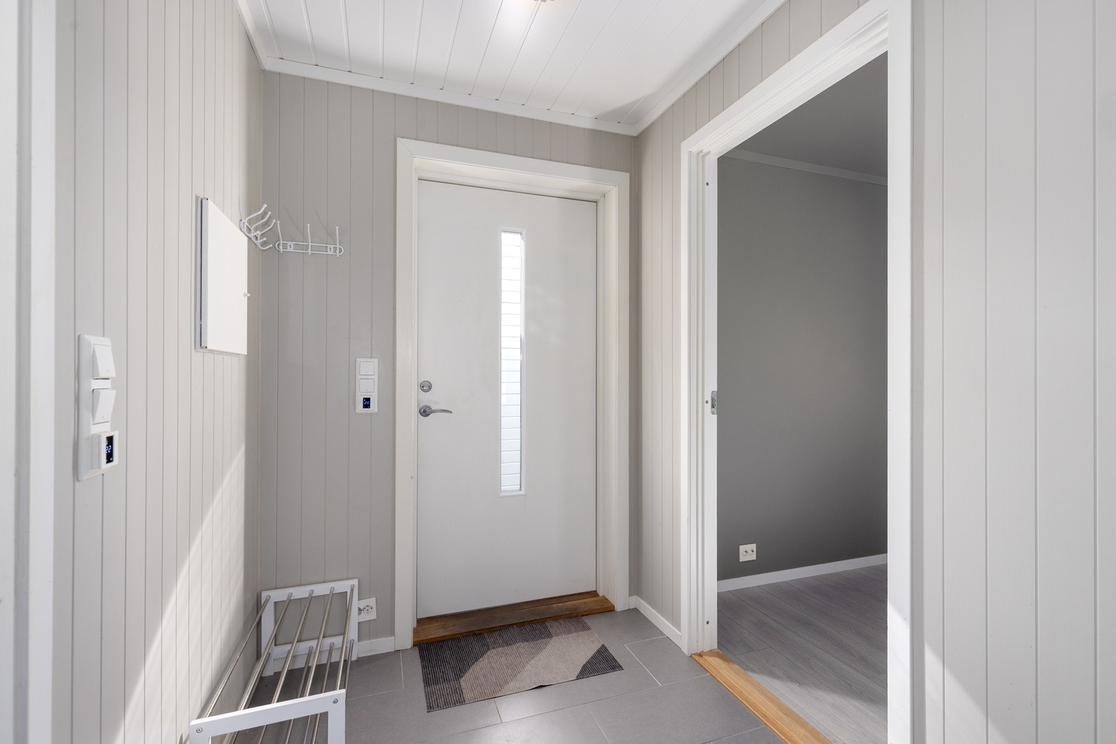 Innbydende entré med et ryddig og praktisk oppsett. Galleribilde