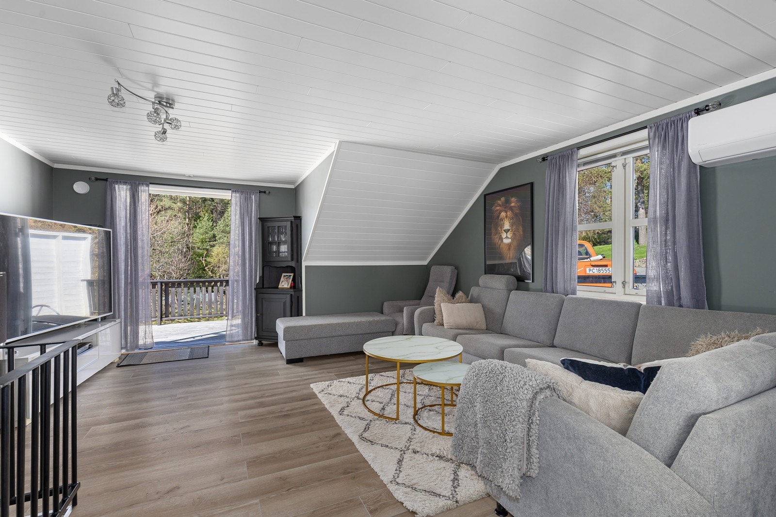 Stor og fin stue på garasjeloftet med en god planløsning. Galleribilde