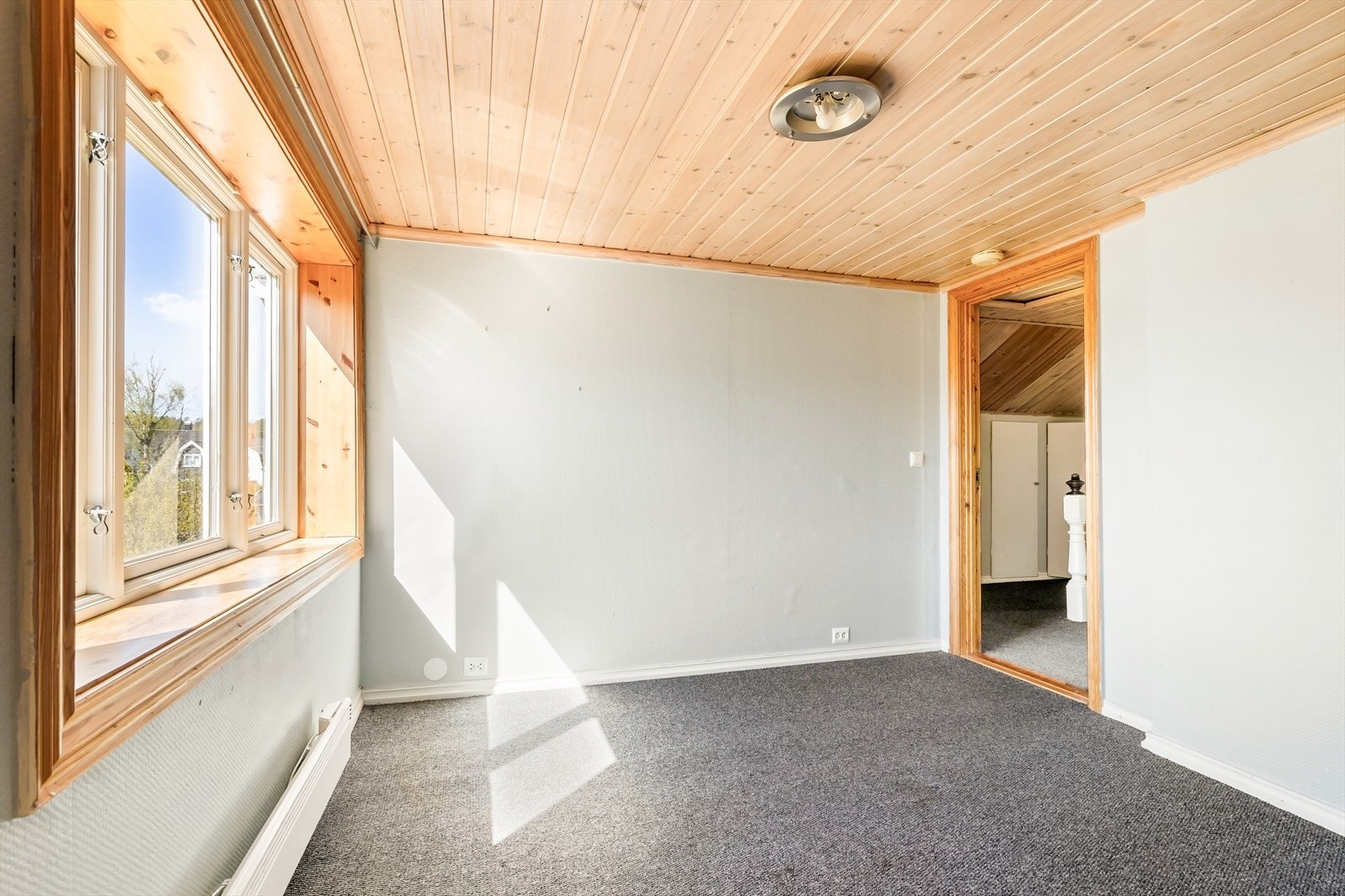 Gjennomgående bruk av trepanel i himling også i denne etasjen. Galleribilde