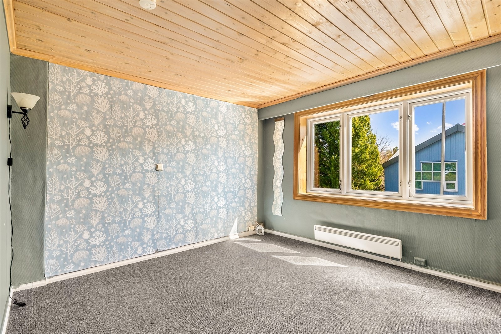 Det andre soverommet i etasjen er romslig og har plass til både seng og oppbevaringsmøbler. Galleribilde