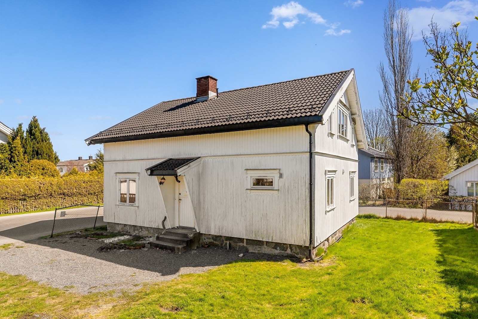 Hovedinngangen har en utvendig trapp i betong. Taket er tekket med betongtakstein, antatt fra 2002. Galleribilde