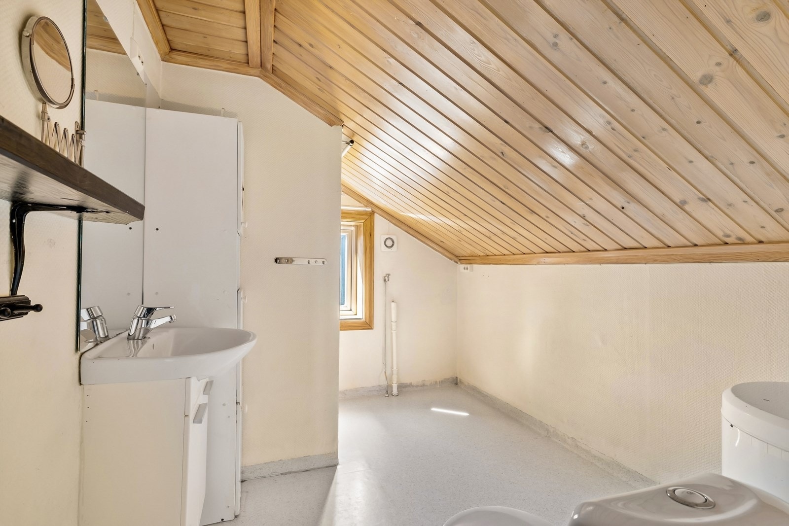 Varmtvannsberederen på ca. 120 liter for denne boenheten er plassert på badet. Galleribilde