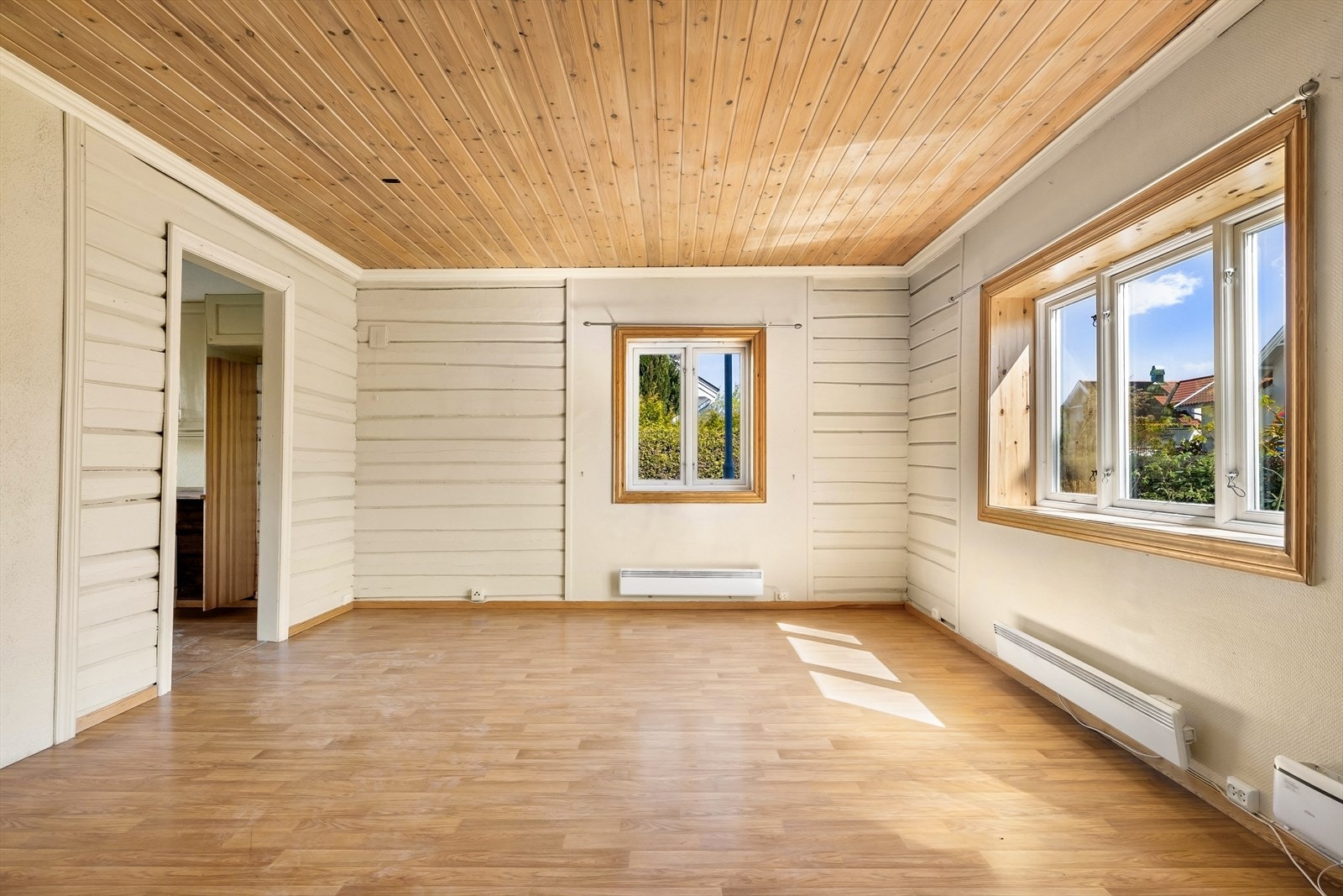 Rommet har plass til en romslig sittegruppe. Oppvarming skjer hovedsakelig med panelovner. Galleribilde