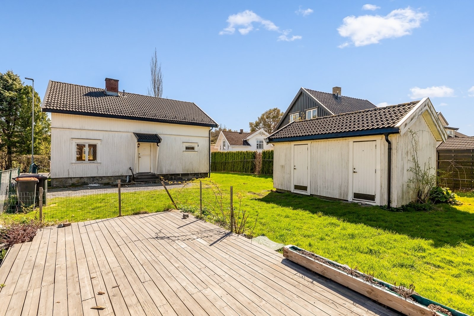 På tomten er det etablert en frittstående treplatting på 25 m². Galleribilde