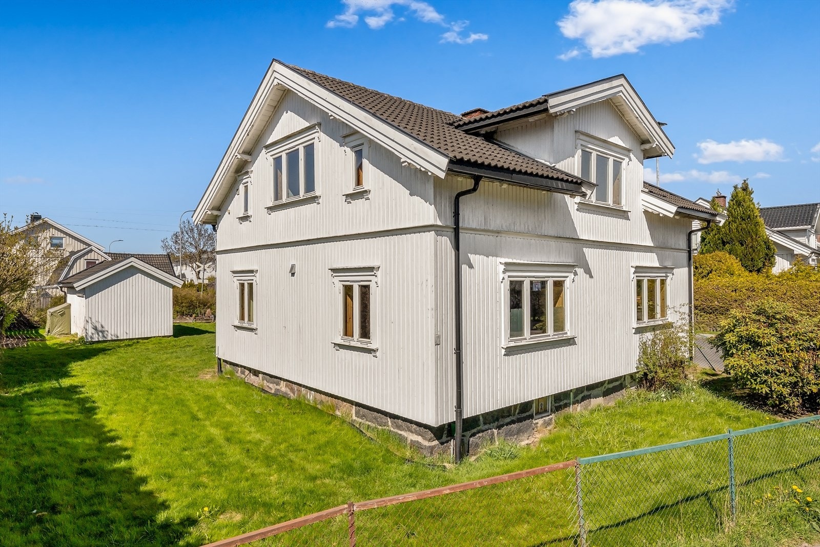 Enebolig fra 1900 med separat utleiedel. Bygningen er oppført i tømmer og har gjennomgått flere oppgraderinger, blant annet etterisolerte yttervegger rundt 2004. Galleribilde