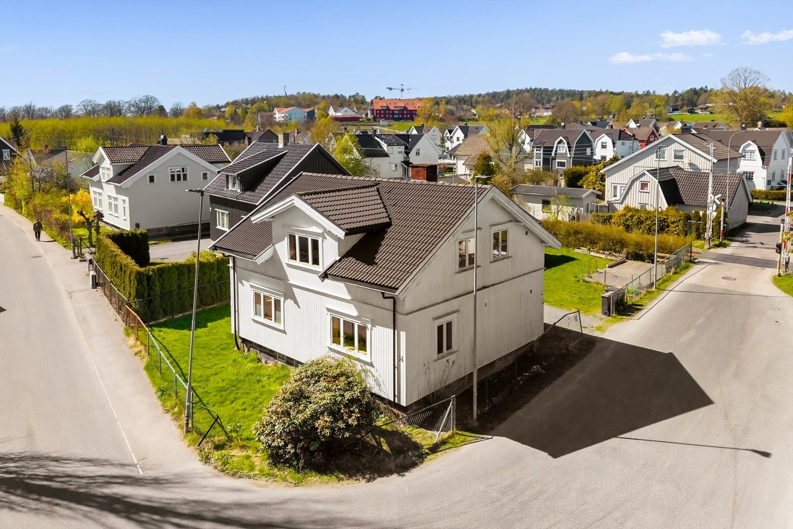 Eiendommen ligger i et etablert boligområde med en blanding av eneboliger og annen bebyggelse. Galleribilde