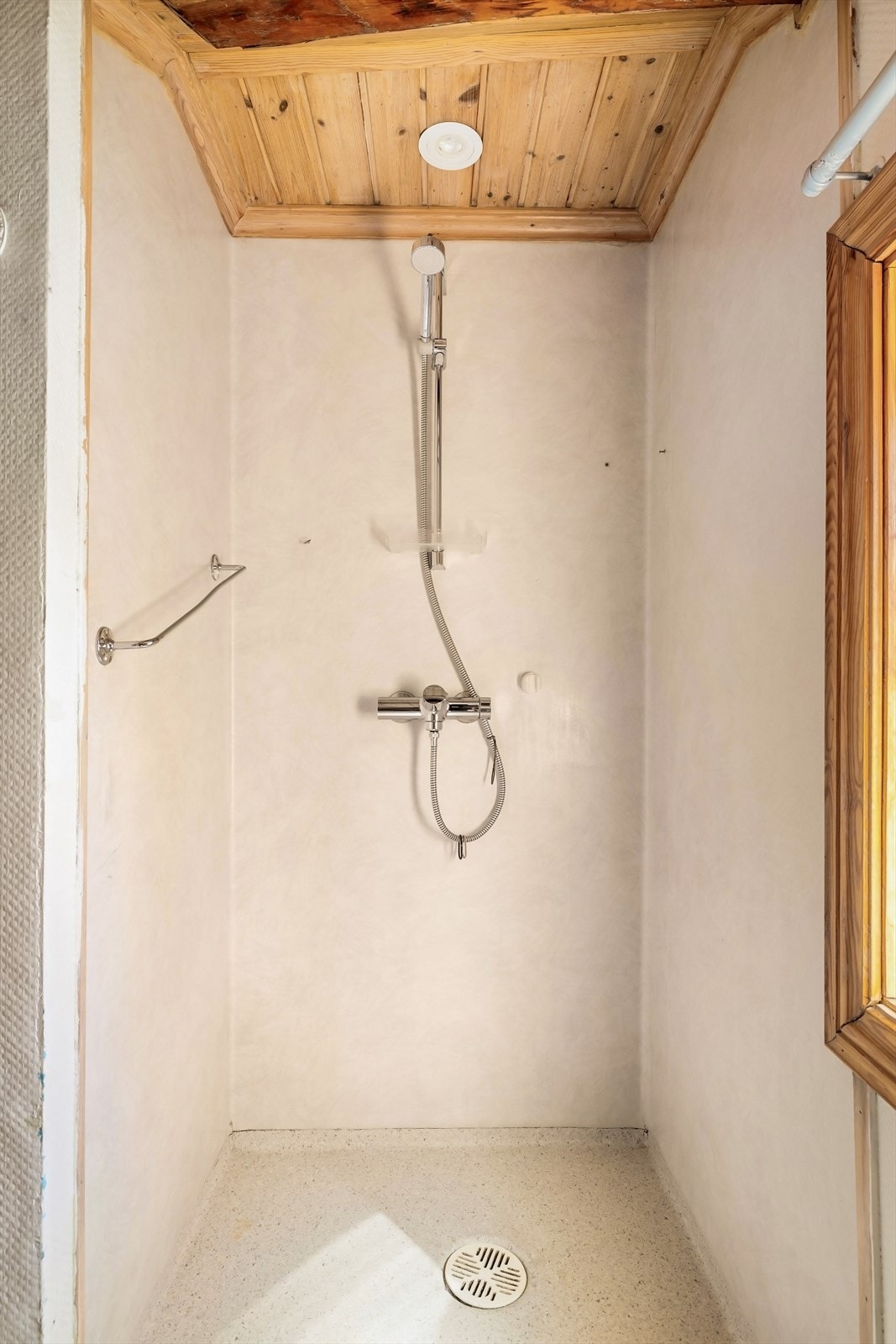 Badet i andre etasje har en praktisk dusjnisje med vinylbelegg på gulvet. Galleribilde