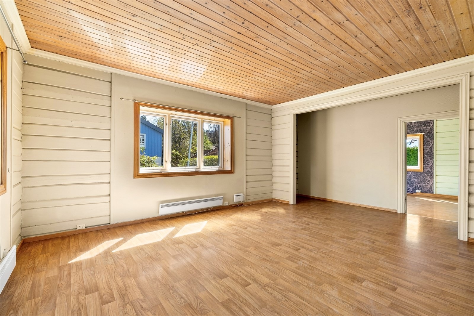 Laminatgulv og panel i himling er gjennomgående i flere av rommene i første etasje. Galleribilde