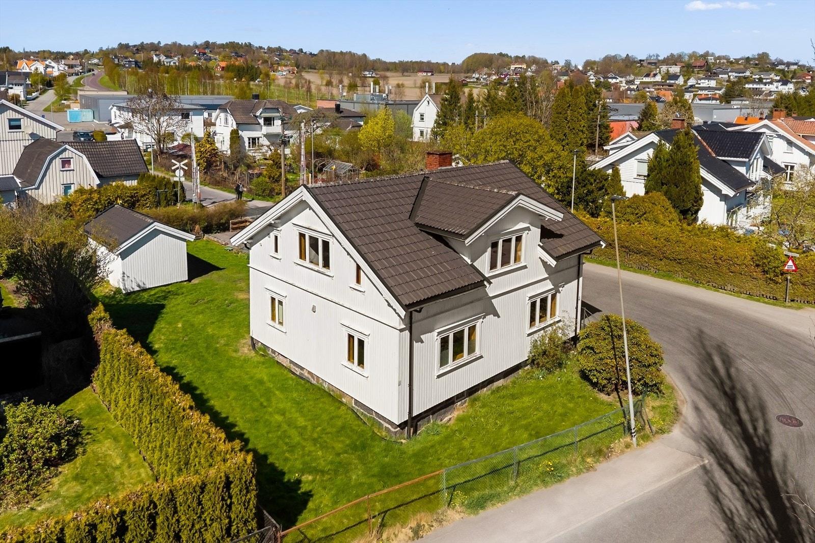 Eiendommen ligger sentralt til med gangavstand til dagligvarebutikker som Meny og Coop Extra, kun 3-5 minutter unna. Galleribilde