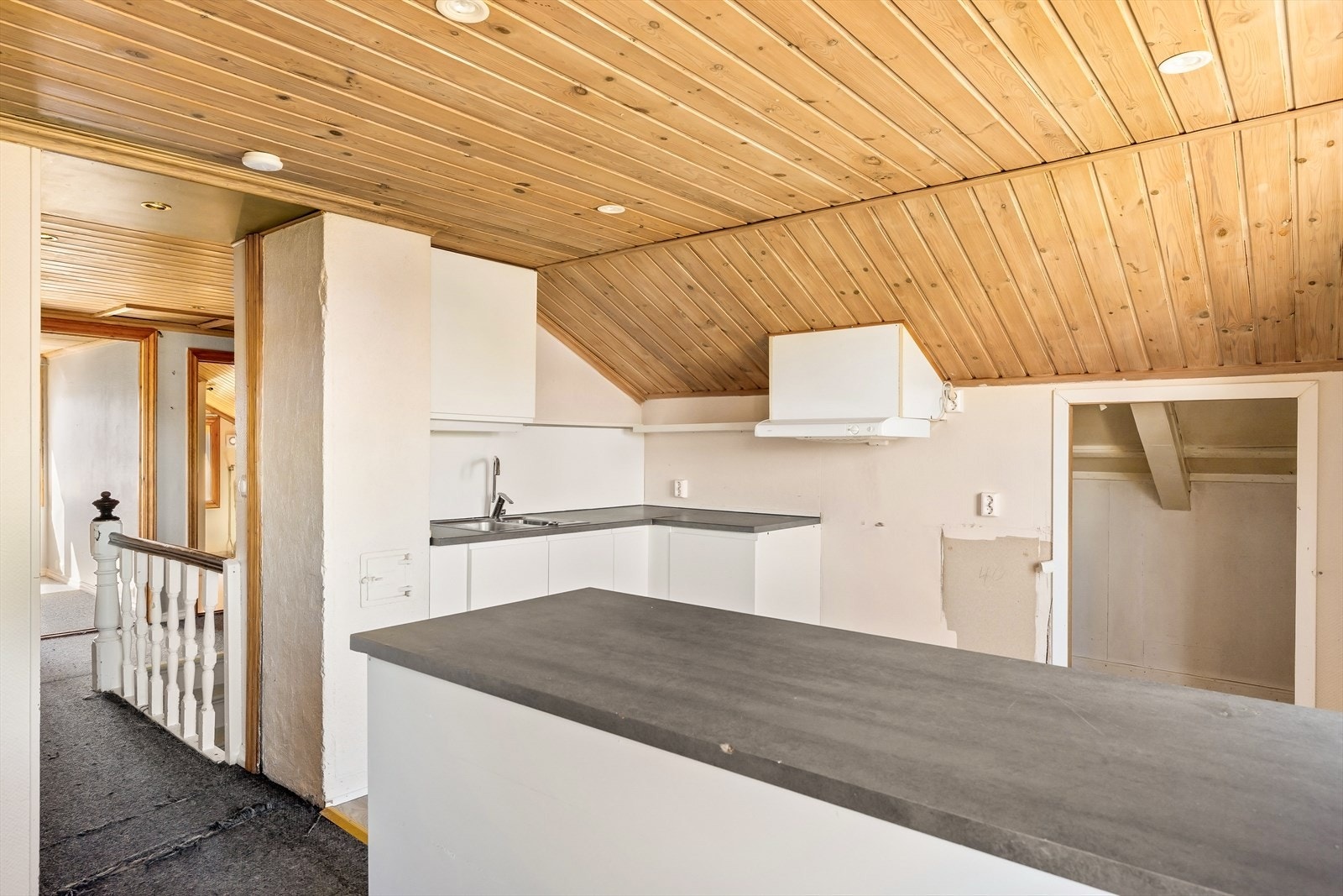Kjøkkenet er utstyrt med komfyrvakt for økt sikkerhet og ventilator med avtrekk ut. Galleribilde