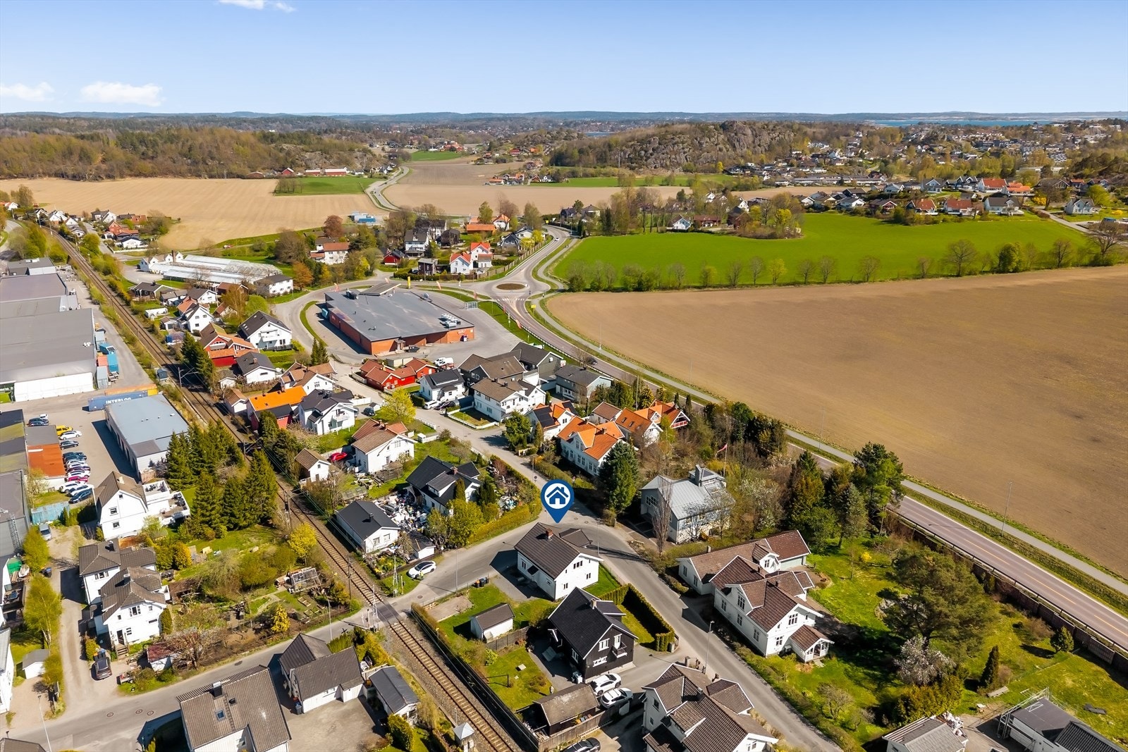 Nærområdet byr på både sentrale og landlige kvaliteter, med nærhet til skog og mark. Galleribilde