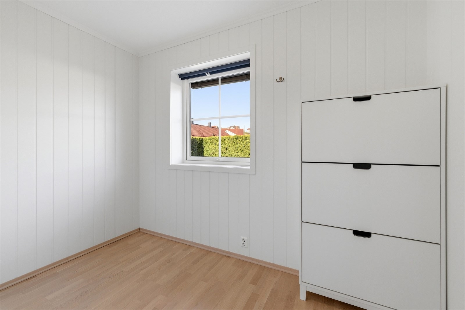 Lyse overflater og et stort vindu skaper et behagelig rom for hvile og avslapning. Galleribilde