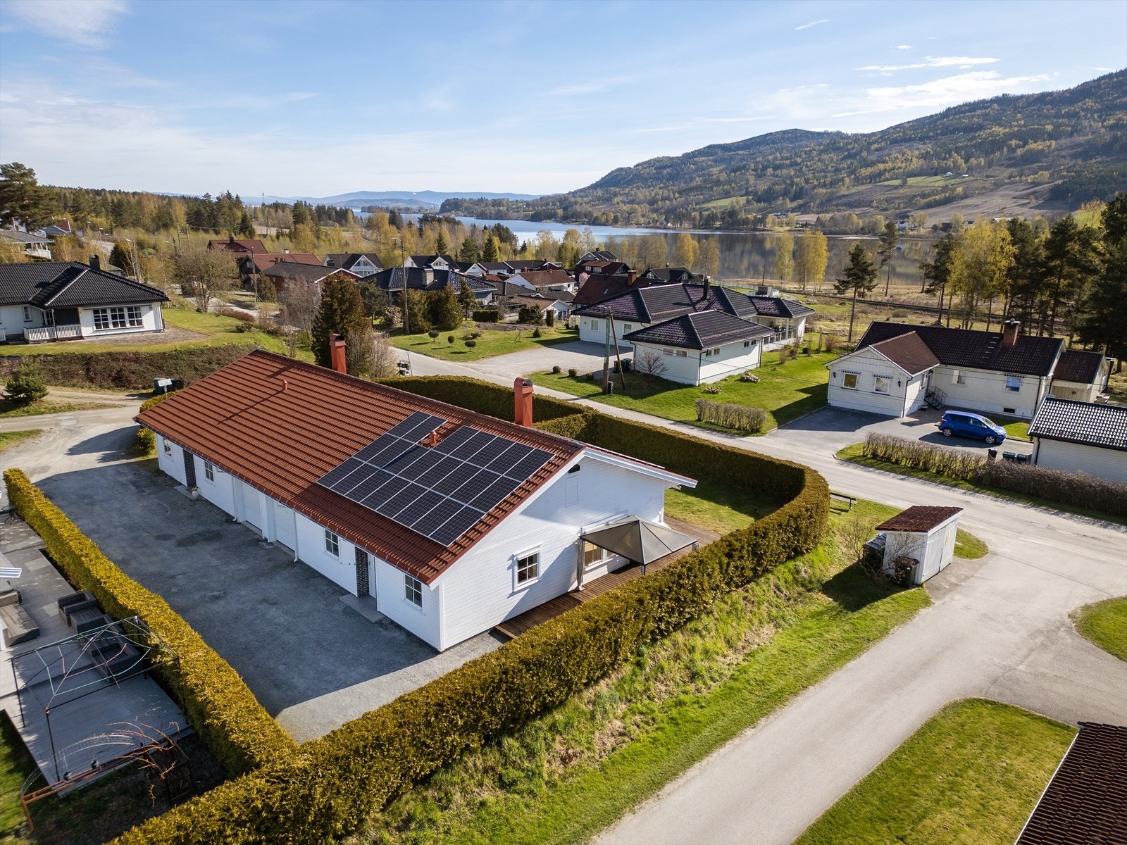 Her bor du i et trygt og veletablert nabolag, med kort vei til naturen og Tyrifjorden. Galleribilde
