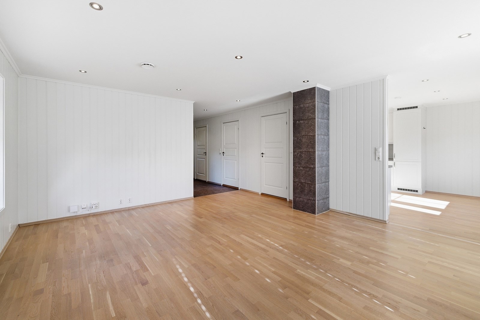 Stuen er romslig og gir deg frihet til å innrede med både sofagruppe og spiseplass. Galleribilde