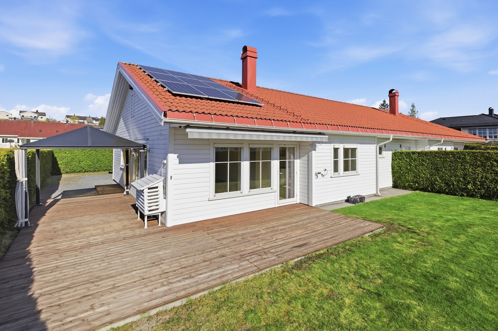 Denne eneboligen byr på en solrik terrasse og en lettstelt felles hage, perfekt for rolige dager utendørs. Galleribilde