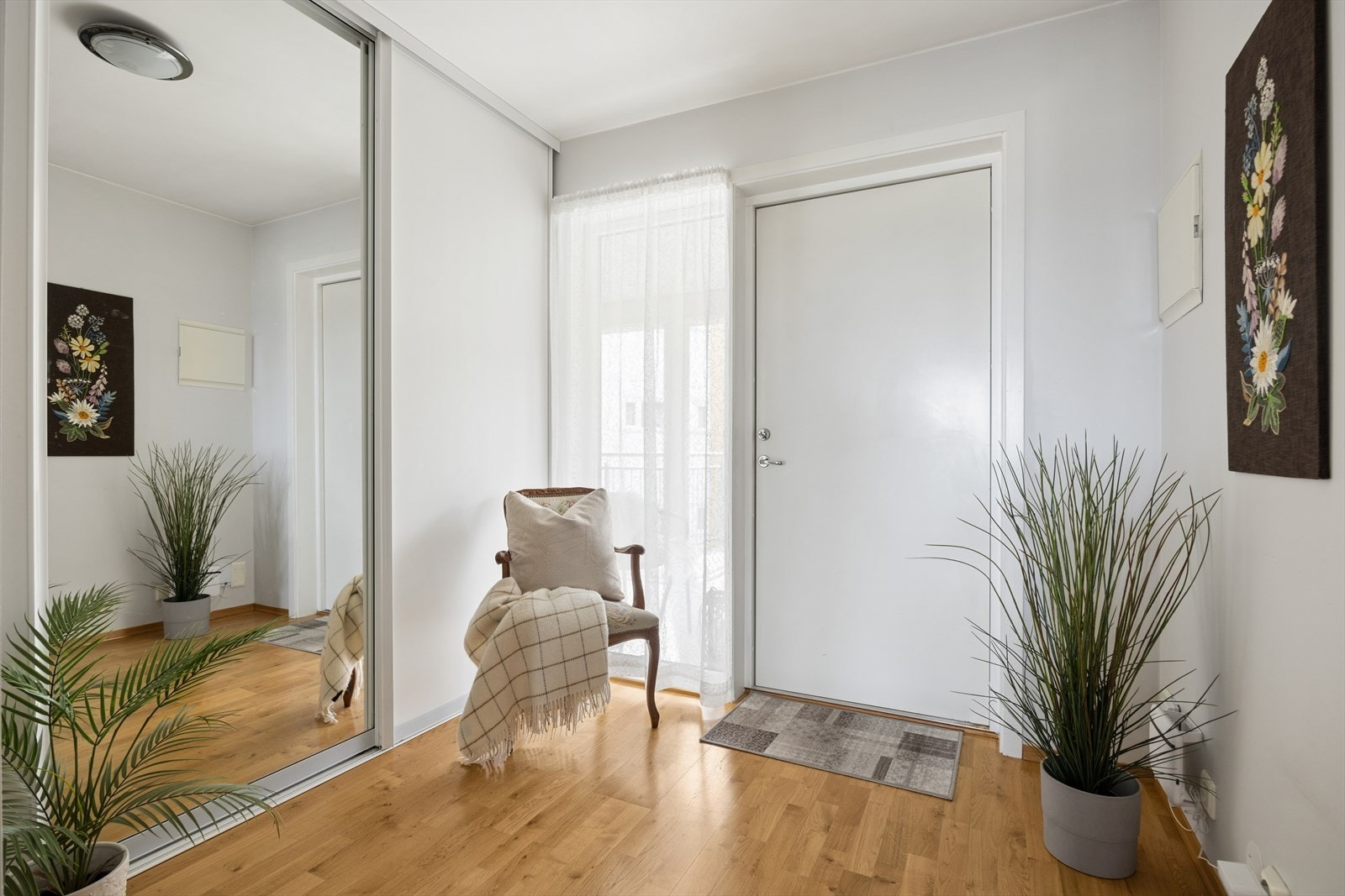 Romslig entré med skyvedørsgarderobe for praktisk oppbevaring. Galleribilde