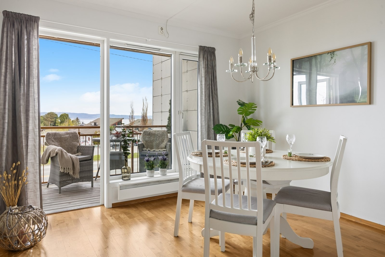 Det er direkte utgang fra stuen til balkongen. Galleribilde