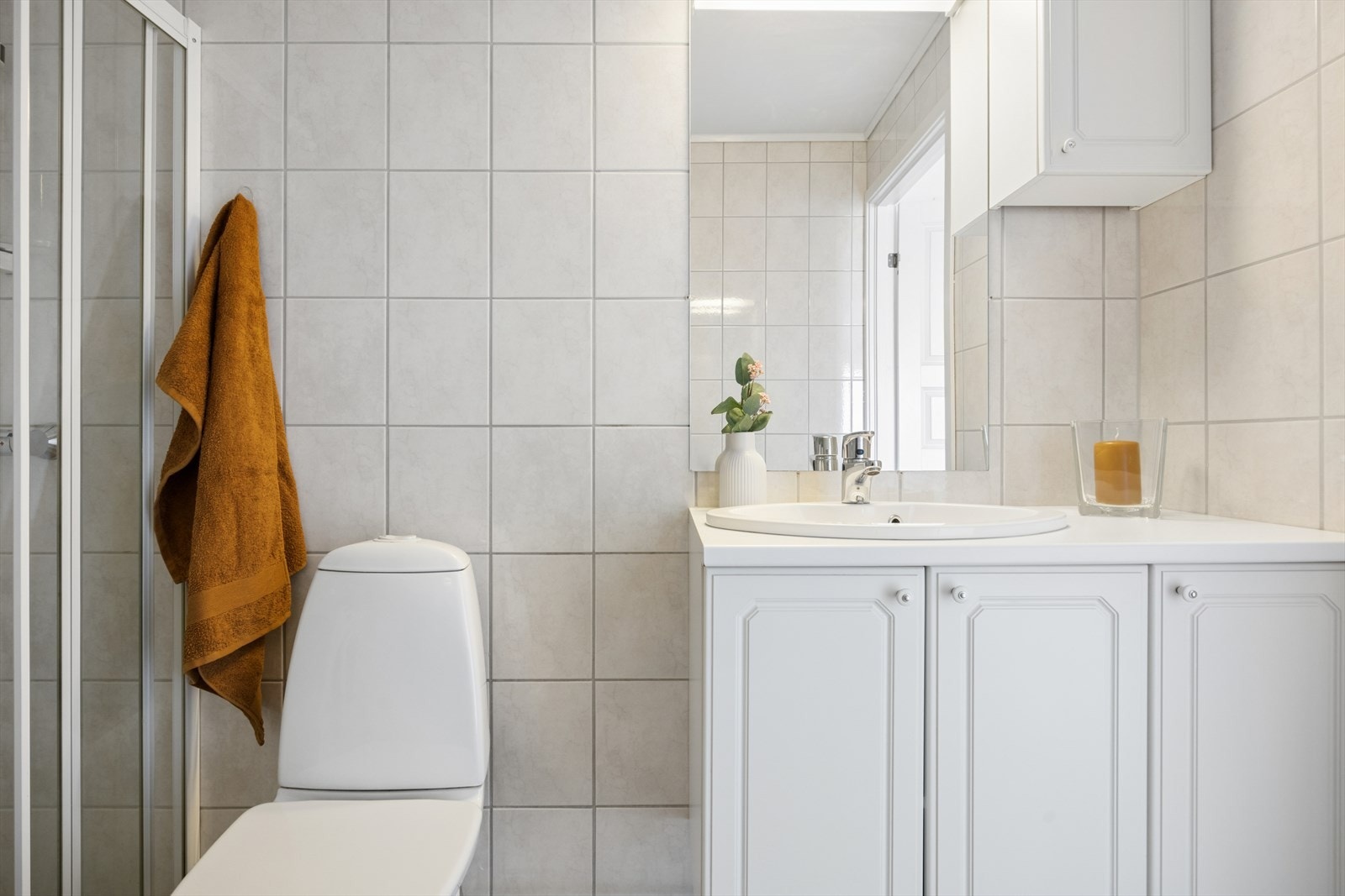 Badet har servantinnredning og avtrekk tilknyttet bygningens sentralventilasjon. Galleribilde