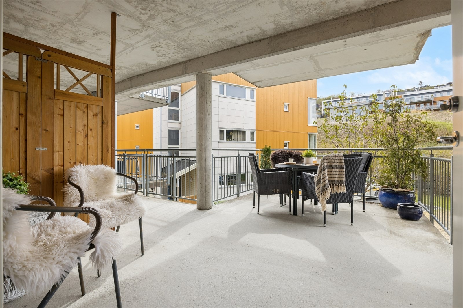 Leiligheten har en svært trivelig adkomst via en overbygget svalgang. Her er det god plass til utemøbler. Galleribilde