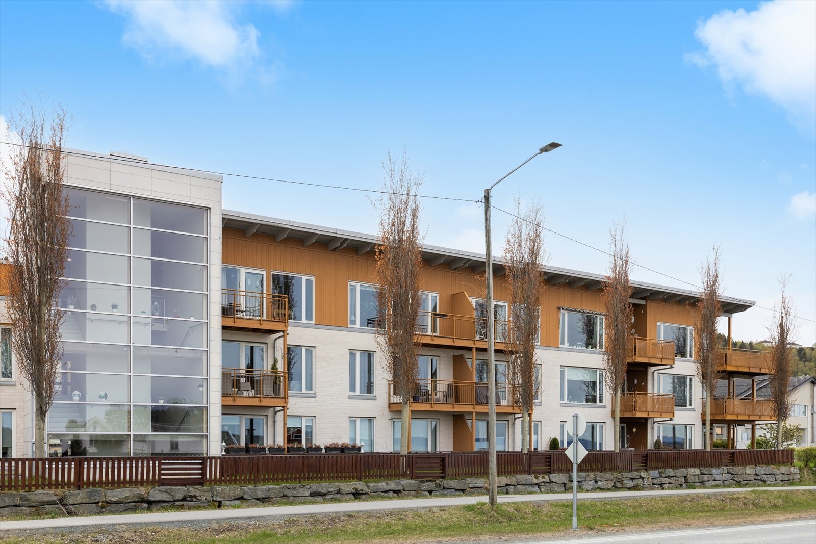 Leilighetsbygget er fra 2003 og ligger i et rolig og familievennlig nabolag. Galleribilde