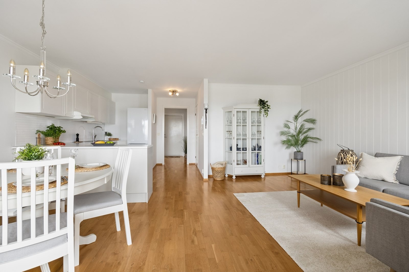 Stuen har en åpen og sosial utforming med plass til både sofagruppe og spisebord. Galleribilde