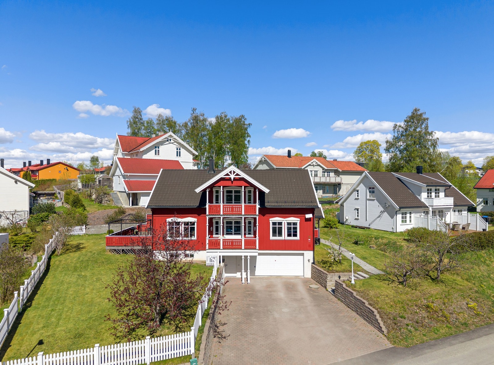 Velkommen til Øvre Elverhøy 28, presentert av André Høgsveen. Foto: Kim Rognmo Galleribilde